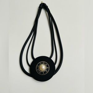 Black rubber necklace with wooden disk with Pearl